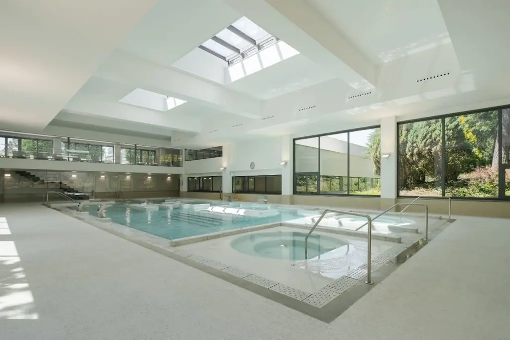 Piscina termal y jacuzzi del spa del Balneario de Guitiriz