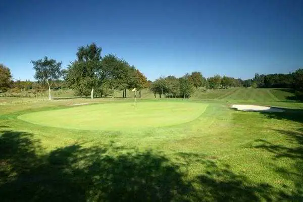 Calle y green del golf del Balneario de Guitiriz