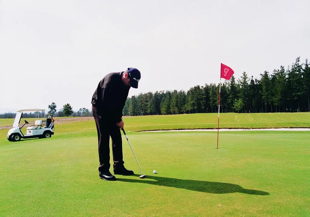 Jugador en el green del golf del Balneario de Guitiriz